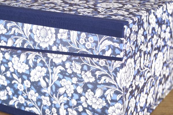 Blau- weiße Ordnungsbox "Fanni", Renaissanceblumen